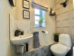 Guest WC- click for photo gallery